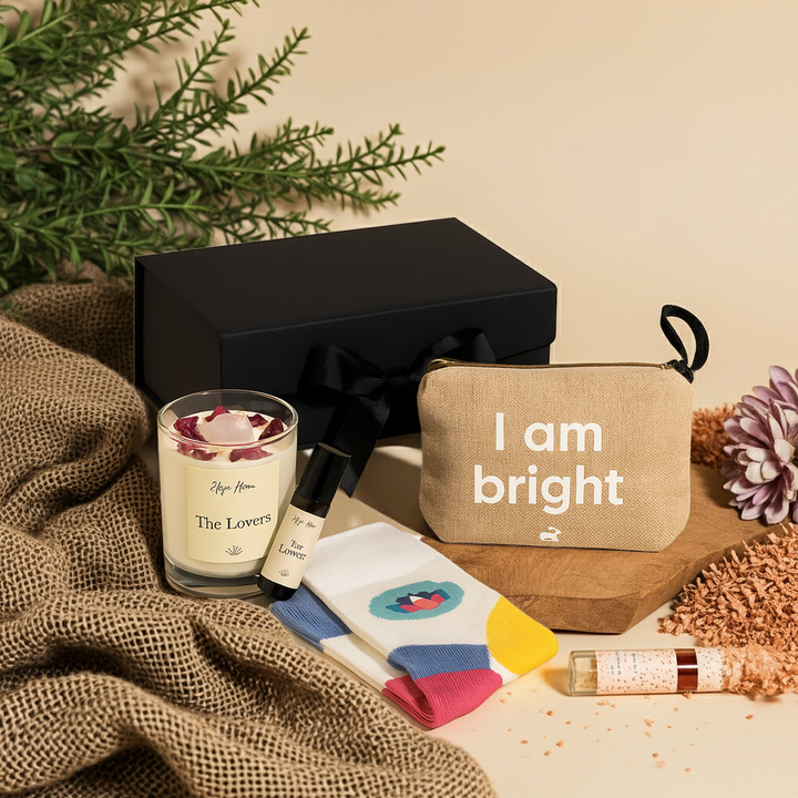 Hop Hare Geschenkset „Die Liebenden“ – Roll-On · Kerze · Bambus-Socken · Kosmetiktasche · Geschenkbox
