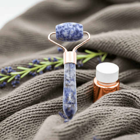 Edelstein Mini Roller – Sodalith  - Klärende Gesichtsmassage & Selfcare Tool